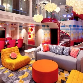 Kommen Sie an Bord der Harmony of the Seas und entdecken Sie eine der 157 Kabinenkategorien auf insgesamt 15 Decks die für 6687 Passagiere Platz bieten. Wählen Sie Ihre Traumkabine und fühlen Sie sich auf Ihrer Kreuzfahrt an Bord der Harmony of the Seas wie Zuhause!