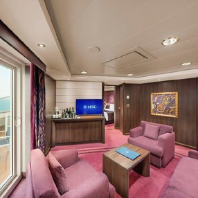 Kommen Sie an Bord der undefined und entdecken Sie eine der 68 Kabinenkategorien auf insgesamt 14 Decks die für 4345 Passagiere Platz bieten. Wählen Sie Ihre Traumkabine und fühlen Sie sich auf Ihrer Kreuzfahrt an Bord der undefined wie Zuhause!
