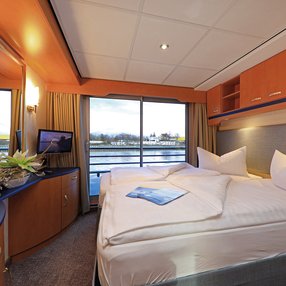 Kommen Sie an Bord der MS Sans Souci und entdecken Sie eine der 10 Kabinenkategorien auf insgesamt 2 Decks die für 80 Passagiere Platz bieten. Wählen Sie Ihre Traumkabine und fühlen Sie sich auf Ihrer Kreuzfahrt an Bord der MS Sans Souci wie Zuhause!