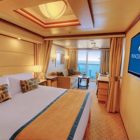 Kommen Sie an Bord der Royal Princess und entdecken Sie eine der 102 Kabinenkategorien auf insgesamt 15 Decks die für 3560 Passagiere Platz bieten. Wählen Sie Ihre Traumkabine und fühlen Sie sich auf Ihrer Kreuzfahrt an Bord der Royal Princess wie Zuhause!