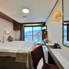 Kommen Sie an Bord der MS VistaGracia und entdecken Sie eine der 8 Kabinenkategorien auf insgesamt 3 Decks die für 110 Passagiere Platz bieten. Wählen Sie Ihre Traumkabine und fühlen Sie sich auf Ihrer Kreuzfahrt an Bord der MS VistaGracia wie Zuhause!