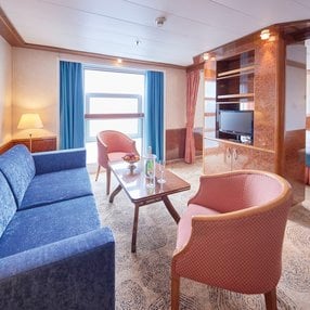 Kommen Sie an Bord der MS Hamburg und entdecken Sie eine der 37 Kabinenkategorien auf insgesamt 6 Decks die für 400 Passagiere Platz bieten. Wählen Sie Ihre Traumkabine und fühlen Sie sich auf Ihrer Kreuzfahrt an Bord der MS Hamburg wie Zuhause!