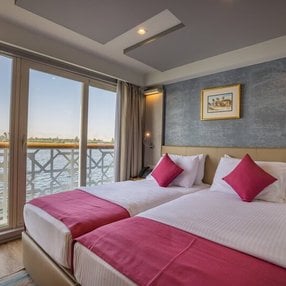 Kommen Sie an Bord der MS Crown Vision und entdecken Sie eine der 7 Kabinenkategorien auf insgesamt 4 Decks die für 82 Passagiere Platz bieten. Wählen Sie Ihre Traumkabine und fühlen Sie sich auf Ihrer Kreuzfahrt an Bord der MS Crown Vision wie Zuhause!