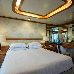 Kommen Sie an Bord der undefined und entdecken Sie eine der 43 Kabinenkategorien auf insgesamt 15 Decks die für 3100 Passagiere Platz bieten. Wählen Sie Ihre Traumkabine und fühlen Sie sich auf Ihrer Kreuzfahrt an Bord der undefined wie Zuhause!