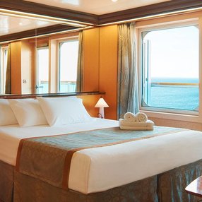 Kommen Sie an Bord der undefined und entdecken Sie eine der 44 Kabinenkategorien auf insgesamt 13 Decks die für 3800 Passagiere Platz bieten. Wählen Sie Ihre Traumkabine und fühlen Sie sich auf Ihrer Kreuzfahrt an Bord der undefined wie Zuhause!