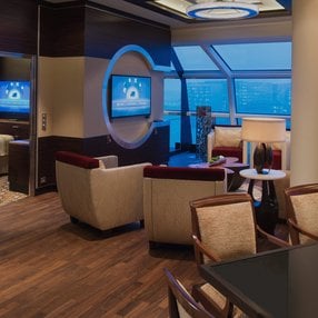 Kommen Sie an Bord der Celebrity Reflection und entdecken Sie eine der 83 Kabinenkategorien auf insgesamt 13 Decks die für 3046 Passagiere Platz bieten. Wählen Sie Ihre Traumkabine und fühlen Sie sich auf Ihrer Kreuzfahrt an Bord der Celebrity Reflection wie Zuhause!