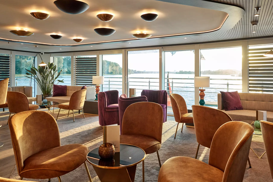 Rijn vanaf Amsterdam, Nederland met de Amadeus Riva