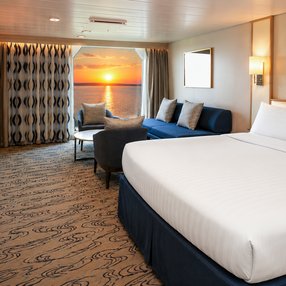 Kommen Sie an Bord der Liberty of the Seas und entdecken Sie eine der 159 Kabinenkategorien auf insgesamt 14 Decks die für 4960 Passagiere Platz bieten. Wählen Sie Ihre Traumkabine und fühlen Sie sich auf Ihrer Kreuzfahrt an Bord der Liberty of the Seas wie Zuhause!