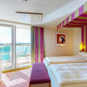 Kommen Sie an Bord der undefined und entdecken Sie eine der 41 Kabinenkategorien auf insgesamt 12 Decks die für 2260 Passagiere Platz bieten. Wählen Sie Ihre Traumkabine und fühlen Sie sich auf Ihrer Kreuzfahrt an Bord der undefined wie Zuhause!