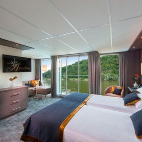Kommen Sie an Bord der undefined und entdecken Sie eine der 6 Kabinenkategorien auf insgesamt 4 Decks die für 168 Passagiere Platz bieten. Wählen Sie Ihre Traumkabine und fühlen Sie sich auf Ihrer Kreuzfahrt an Bord der undefined wie Zuhause!