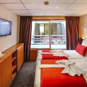 Kommen Sie an Bord der MS L'Europe und entdecken Sie eine der 6 Kabinenkategorien auf insgesamt 4 Decks die für 178 Passagiere Platz bieten. Wählen Sie Ihre Traumkabine und fühlen Sie sich auf Ihrer Kreuzfahrt an Bord der MS L'Europe wie Zuhause!
