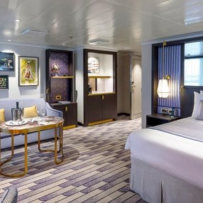 Kommen Sie an Bord der Queen Anne und entdecken Sie eine der 93 Kabinenkategorien auf insgesamt 13 Decks die für 2996 Passagiere Platz bieten. Wählen Sie Ihre Traumkabine und fühlen Sie sich auf Ihrer Kreuzfahrt an Bord der Queen Anne wie Zuhause!