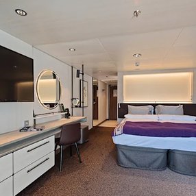 Kommen Sie an Bord der undefined und entdecken Sie eine der 20 Kabinenkategorien auf insgesamt 9 Decks die für 530 Passagiere Platz bieten. Wählen Sie Ihre Traumkabine und fühlen Sie sich auf Ihrer Kreuzfahrt an Bord der undefined wie Zuhause!