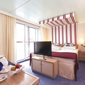 Kommen Sie an Bord der undefined und entdecken Sie eine der 18 Kabinenkategorien auf insgesamt 4 Decks die für 186 Passagiere Platz bieten. Wählen Sie Ihre Traumkabine und fühlen Sie sich auf Ihrer Kreuzfahrt an Bord der undefined wie Zuhause!