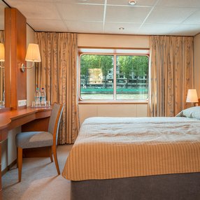 Kommen Sie an Bord der undefined und entdecken Sie eine der 13 Kabinenkategorien auf insgesamt 4 Decks die für 150 Passagiere Platz bieten. Wählen Sie Ihre Traumkabine und fühlen Sie sich auf Ihrer Kreuzfahrt an Bord der undefined wie Zuhause!