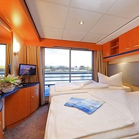 Kommen Sie an Bord der undefined und entdecken Sie eine der 10 Kabinenkategorien auf insgesamt 2 Decks die für 80 Passagiere Platz bieten. Wählen Sie Ihre Traumkabine und fühlen Sie sich auf Ihrer Kreuzfahrt an Bord der undefined wie Zuhause!