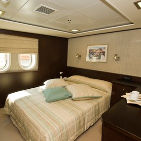 Kommen Sie an Bord der undefined und entdecken Sie eine der 3 Kabinenkategorien auf insgesamt 3 Decks die für 49 Passagiere Platz bieten. Wählen Sie Ihre Traumkabine und fühlen Sie sich auf Ihrer Kreuzfahrt an Bord der undefined wie Zuhause!