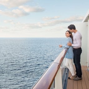 Kommen Sie an Bord der Celebrity Solstice und entdecken Sie eine der 74 Kabinenkategorien auf insgesamt 14 Decks die für 2852 Passagiere Platz bieten. Wählen Sie Ihre Traumkabine und fühlen Sie sich auf Ihrer Kreuzfahrt an Bord der Celebrity Solstice wie Zuhause!