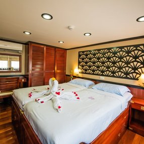 Kommen Sie an Bord der undefined und entdecken Sie eine der 4 Kabinenkategorien auf insgesamt 2 Decks die für 44 Passagiere Platz bieten. Wählen Sie Ihre Traumkabine und fühlen Sie sich auf Ihrer Kreuzfahrt an Bord der undefined wie Zuhause!