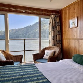 Kommen Sie an Bord der Sukapha und entdecken Sie eine der 3 Kabinenkategorien auf insgesamt 2 Decks die für 24 Passagiere Platz bieten. Wählen Sie Ihre Traumkabine und fühlen Sie sich auf Ihrer Kreuzfahrt an Bord der Sukapha wie Zuhause!