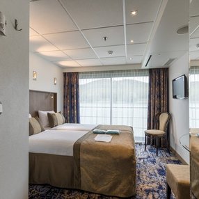 Kommen Sie an Bord der Amelia und entdecken Sie eine der 11 Kabinenkategorien auf insgesamt 3 Decks die für 216 Passagiere Platz bieten. Wählen Sie Ihre Traumkabine und fühlen Sie sich auf Ihrer Kreuzfahrt an Bord der Amelia wie Zuhause!