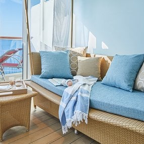 Kommen Sie an Bord der undefined und entdecken Sie eine der 146 Kabinenkategorien auf insgesamt 17 Decks die für 6600 Passagiere Platz bieten. Wählen Sie Ihre Traumkabine und fühlen Sie sich auf Ihrer Kreuzfahrt an Bord der undefined wie Zuhause!