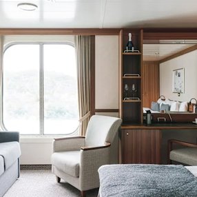 Kommen Sie an Bord der undefined und entdecken Sie eine der 15 Kabinenkategorien auf insgesamt 7 Decks die für 318 Passagiere Platz bieten. Wählen Sie Ihre Traumkabine und fühlen Sie sich auf Ihrer Kreuzfahrt an Bord der undefined wie Zuhause!