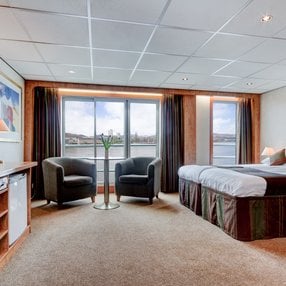 Kommen Sie an Bord der undefined und entdecken Sie eine der 15 Kabinenkategorien auf insgesamt 4 Decks die für 170 Passagiere Platz bieten. Wählen Sie Ihre Traumkabine und fühlen Sie sich auf Ihrer Kreuzfahrt an Bord der undefined wie Zuhause!