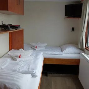 Kommen Sie an Bord der undefined und entdecken Sie eine der 5 Kabinenkategorien auf insgesamt 2 Decks die für 38 Passagiere Platz bieten. Wählen Sie Ihre Traumkabine und fühlen Sie sich auf Ihrer Kreuzfahrt an Bord der undefined wie Zuhause!