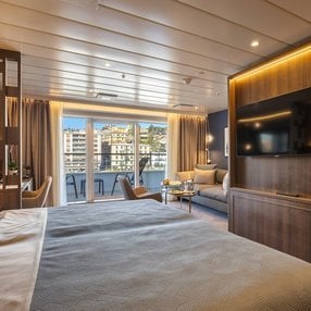 Kommen Sie an Bord der undefined und entdecken Sie eine der 27 Kabinenkategorien auf insgesamt 8 Decks die für 1200 Passagiere Platz bieten. Wählen Sie Ihre Traumkabine und fühlen Sie sich auf Ihrer Kreuzfahrt an Bord der undefined wie Zuhause!