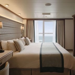 Kommen Sie an Bord der undefined und entdecken Sie eine der 47 Kabinenkategorien auf insgesamt 13 Decks die für 3647 Passagiere Platz bieten. Wählen Sie Ihre Traumkabine und fühlen Sie sich auf Ihrer Kreuzfahrt an Bord der undefined wie Zuhause!