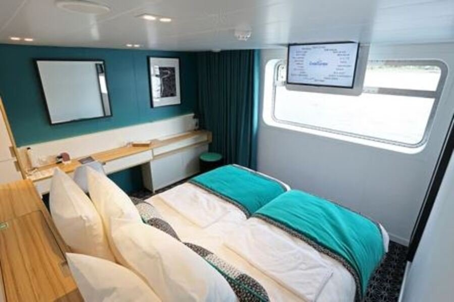 Outside Cabin MAIN DECK 2 ADJUSTABLE TWIN BEDS CAT B	