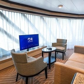 Kommen Sie an Bord der Discovery Princess und entdecken Sie eine der 124 Kabinenkategorien auf insgesamt 15 Decks die für 3660 Passagiere Platz bieten. Wählen Sie Ihre Traumkabine und fühlen Sie sich auf Ihrer Kreuzfahrt an Bord der Discovery Princess wie Zuhause!