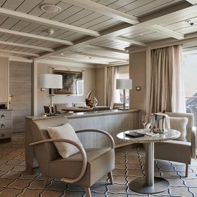 Kommen Sie an Bord der Silver Cloud und entdecken Sie eine der 13 Kabinenkategorien auf insgesamt 6 Decks die für 254 Passagiere Platz bieten. Wählen Sie Ihre Traumkabine und fühlen Sie sich auf Ihrer Kreuzfahrt an Bord der Silver Cloud wie Zuhause!