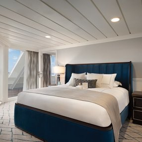 Kommen Sie an Bord der undefined und entdecken Sie eine der 27 Kabinenkategorien auf insgesamt 9 Decks die für 656 Passagiere Platz bieten. Wählen Sie Ihre Traumkabine und fühlen Sie sich auf Ihrer Kreuzfahrt an Bord der undefined wie Zuhause!