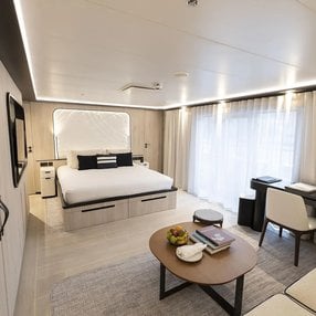 Kommen Sie an Bord der Le Ponant und entdecken Sie eine der 12 Kabinenkategorien auf insgesamt 4 Decks die für 64 Passagiere Platz bieten. Wählen Sie Ihre Traumkabine und fühlen Sie sich auf Ihrer Kreuzfahrt an Bord der Le Ponant wie Zuhause!