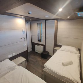 Kommen Sie an Bord der MY Gradina und entdecken Sie eine der 5 Kabinenkategorien auf insgesamt 4 Decks die für 36 Passagiere Platz bieten. Wählen Sie Ihre Traumkabine und fühlen Sie sich auf Ihrer Kreuzfahrt an Bord der MY Gradina wie Zuhause!