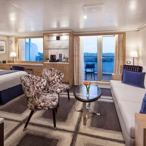 Kommen Sie an Bord der Rotterdam und entdecken Sie eine der 78 Kabinenkategorien auf insgesamt 12 Decks die für 2668 Passagiere Platz bieten. Wählen Sie Ihre Traumkabine und fühlen Sie sich auf Ihrer Kreuzfahrt an Bord der Rotterdam wie Zuhause!