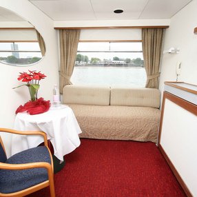 Kommen Sie an Bord der undefined und entdecken Sie eine der 9 Kabinenkategorien auf insgesamt 3 Decks die für 186 Passagiere Platz bieten. Wählen Sie Ihre Traumkabine und fühlen Sie sich auf Ihrer Kreuzfahrt an Bord der undefined wie Zuhause!