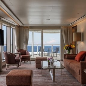 Kommen Sie an Bord der Silver Ray und entdecken Sie eine der 46 Kabinenkategorien auf insgesamt 9 Decks die für 728 Passagiere Platz bieten. Wählen Sie Ihre Traumkabine und fühlen Sie sich auf Ihrer Kreuzfahrt an Bord der Silver Ray wie Zuhause!