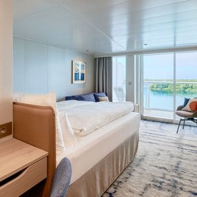 Kommen Sie an Bord der undefined und entdecken Sie eine der 119 Kabinenkategorien auf insgesamt 17 Decks die für 4100 Passagiere Platz bieten. Wählen Sie Ihre Traumkabine und fühlen Sie sich auf Ihrer Kreuzfahrt an Bord der undefined wie Zuhause!