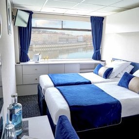 Kommen Sie an Bord der MS Mistral und entdecken Sie eine der 4 Kabinenkategorien auf insgesamt 3 Decks die für 155 Passagiere Platz bieten. Wählen Sie Ihre Traumkabine und fühlen Sie sich auf Ihrer Kreuzfahrt an Bord der MS Mistral wie Zuhause!