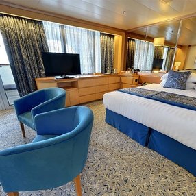 Come aboard the Bolette and discover one of 32 cabin categories on a total of 10 decks that can accommodate 1338 passengers. Choose your dream cabin and feel at home on board the Bolette!
