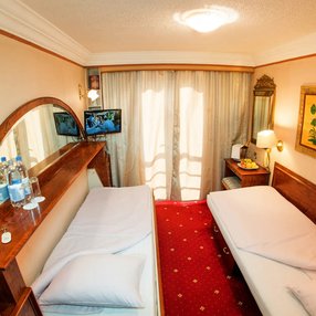 Kommen Sie an Bord der MS Prinzessin Katharina und entdecken Sie eine der 13 Kabinenkategorien auf insgesamt 3 Decks die für 144 Passagiere Platz bieten. Wählen Sie Ihre Traumkabine und fühlen Sie sich auf Ihrer Kreuzfahrt an Bord der MS Prinzessin Katharina wie Zuhause!