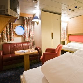 Kommen Sie an Bord der MS Vesterålen und entdecken Sie eine der 33 Kabinenkategorien auf insgesamt 7 Decks die für 510 Passagiere Platz bieten. Wählen Sie Ihre Traumkabine und fühlen Sie sich auf Ihrer Kreuzfahrt an Bord der MS Vesterålen wie Zuhause!