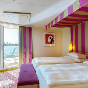 Kommen Sie an Bord der undefined und entdecken Sie eine der 33 Kabinenkategorien auf insgesamt 12 Decks die für 2260 Passagiere Platz bieten. Wählen Sie Ihre Traumkabine und fühlen Sie sich auf Ihrer Kreuzfahrt an Bord der undefined wie Zuhause!