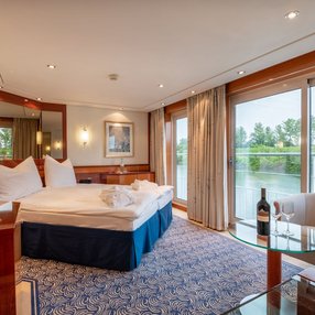 Kommen Sie an Bord der BELVEDERE und entdecken Sie eine der 12 Kabinenkategorien auf insgesamt 4 Decks die für 176 Passagiere Platz bieten. Wählen Sie Ihre Traumkabine und fühlen Sie sich auf Ihrer Kreuzfahrt an Bord der BELVEDERE wie Zuhause!