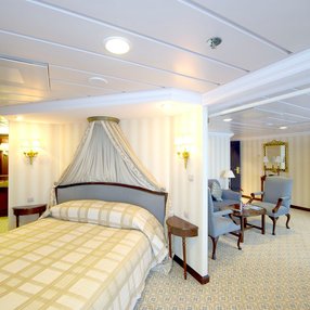 Kommen Sie an Bord der undefined und entdecken Sie eine der 36 Kabinenkategorien auf insgesamt 8 Decks die für 710 Passagiere Platz bieten. Wählen Sie Ihre Traumkabine und fühlen Sie sich auf Ihrer Kreuzfahrt an Bord der undefined wie Zuhause!