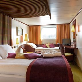 Kommen Sie an Bord der undefined und entdecken Sie eine der 16 Kabinenkategorien auf insgesamt 4 Decks die für 126 Passagiere Platz bieten. Wählen Sie Ihre Traumkabine und fühlen Sie sich auf Ihrer Kreuzfahrt an Bord der undefined wie Zuhause!