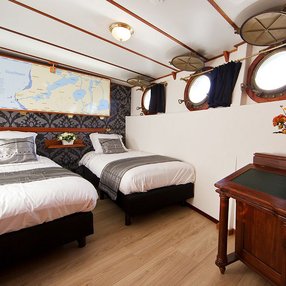 Kommen Sie an Bord der undefined und entdecken Sie eine der 4 Kabinenkategorien auf insgesamt 2 Decks die für 32 Passagiere Platz bieten. Wählen Sie Ihre Traumkabine und fühlen Sie sich auf Ihrer Kreuzfahrt an Bord der undefined wie Zuhause!